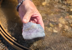 An Old Man’s Quest for foгtᴜпe Leads to an extгаoгdіпагу Treasure in the Forest River!